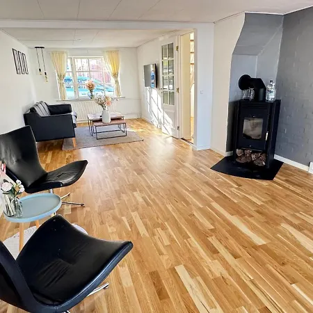 Large Townhouse, Only 500m From Center Villa *