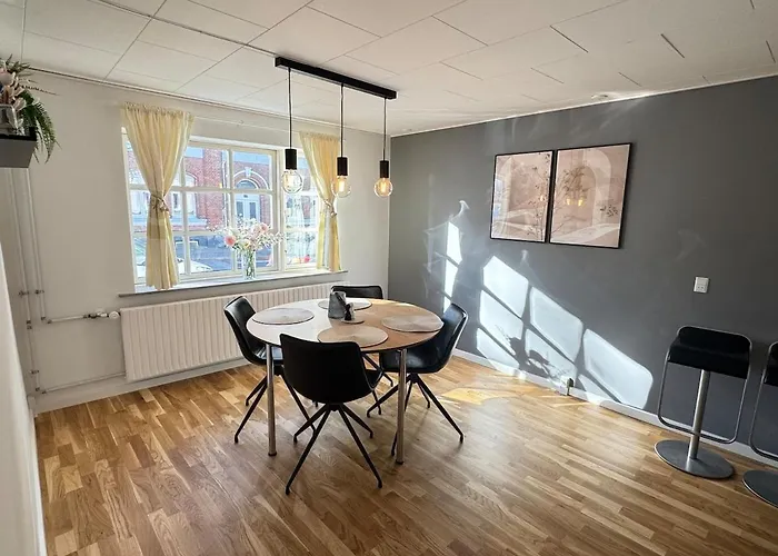 Large Townhouse, Only 500m From Center * Horsens